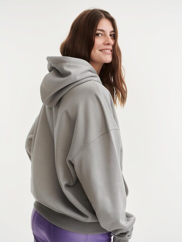 ABOUT YOU x Laura Giurcanu Sweatshirt in Grijs