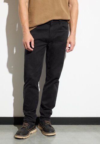 Street One MEN Slim fit Pants in Black: front