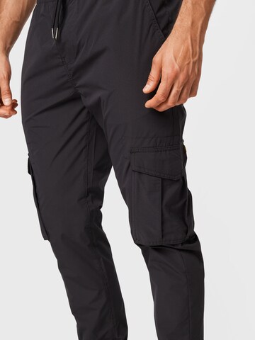 ALPHA INDUSTRIES - Tapered Calças cargo em preto