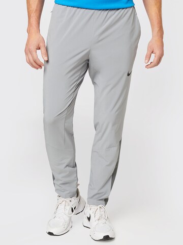 Regular Pantalon de sport NIKE en gris : devant