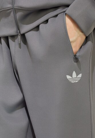 ADIDAS ORIGINALS - Tapered Pantalón 'Trefoil Essentials' en gris