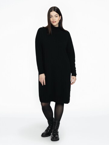 Yoek Knitted dress in Black