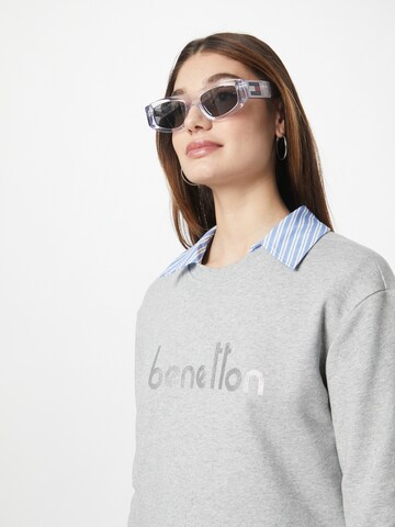 UNITED COLORS OF BENETTON Sweatshirt i grå