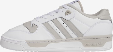 ADIDAS ORIGINALS - Sapatilhas baixas 'Rivalry' em cinzento: frente