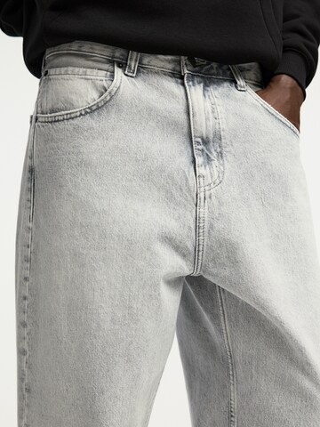 Pull&Bear Loosefit Jeans i grå