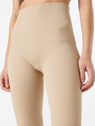 Skinny Pantaloni sportivi di The Jogg Concept in beige