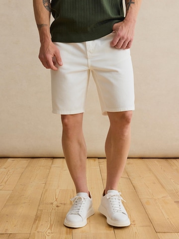 DAN FOX APPAREL Обычный Джинсы 'Fabrice' в Белый: спереди