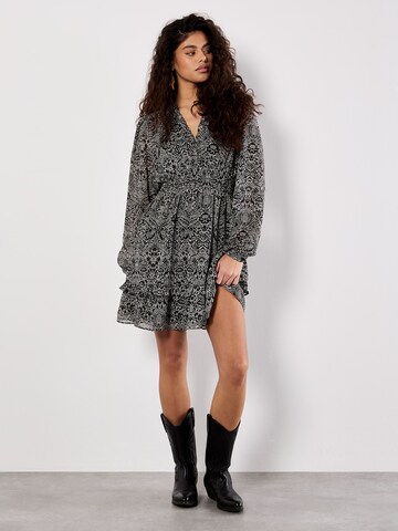 Robe Apricot en noir