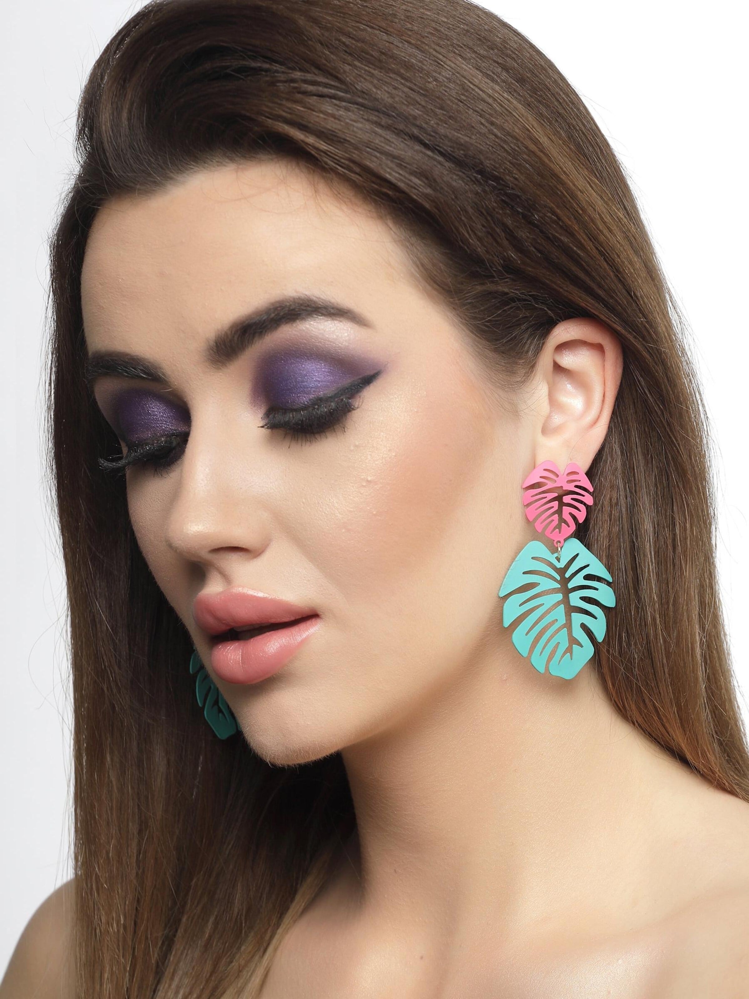 Boucles d'oreilles 'Frejata' AVANT-GARDE PARIS en vert : devant