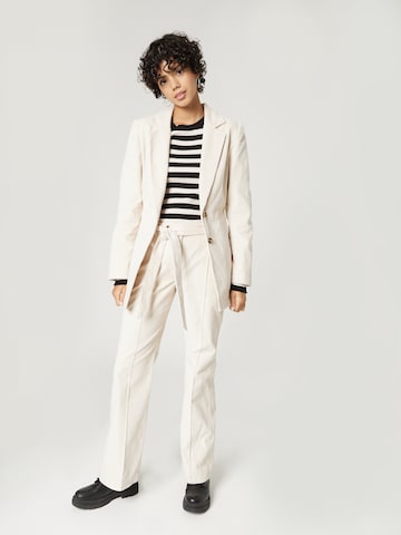 Blazer 'Jessica' A LOT LESS en blanc