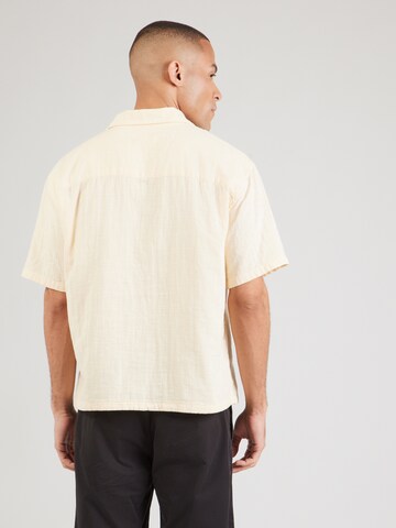 GAP - Ajuste confortable Camisa en beige: atrás