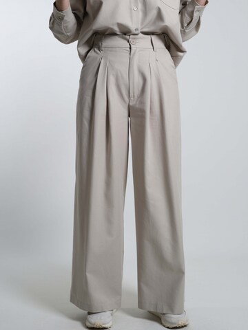 WEARABLE STORIES Wide leg Trousers 'Gwyneth' in Beige: front