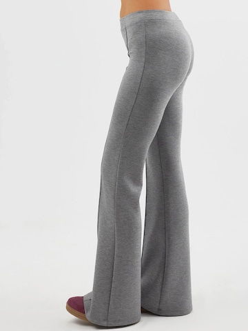 Busem - Flared Calças em cinzento