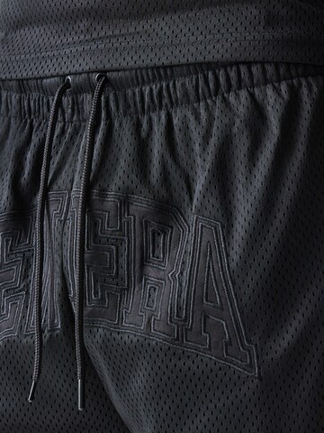 NEW ERA Loosefit Bukser i sort