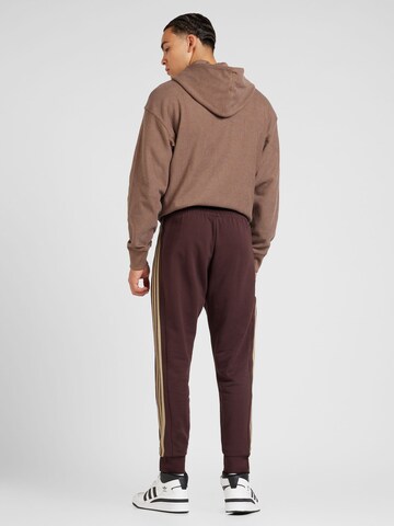ADIDAS SPORTSWEAR - Tapered Calças de desporto 'Essentials' em castanho