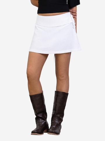 BROKE + SCHÖN Skirt in White: front