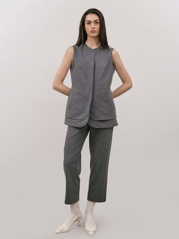 4TAILORS Loosefit Housut värissä harmaa