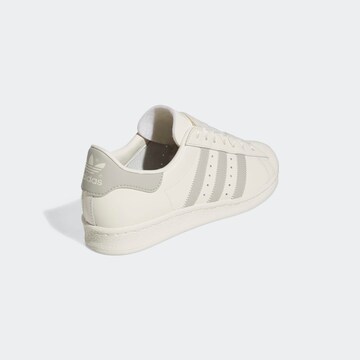 ADIDAS ORIGINALS Matalavartiset tennarit 'Superstar 82' värissä valkoinen