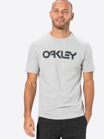OAKLEY Klasický střih Funkční tričko 'Mark II' – šedá: přední strana
