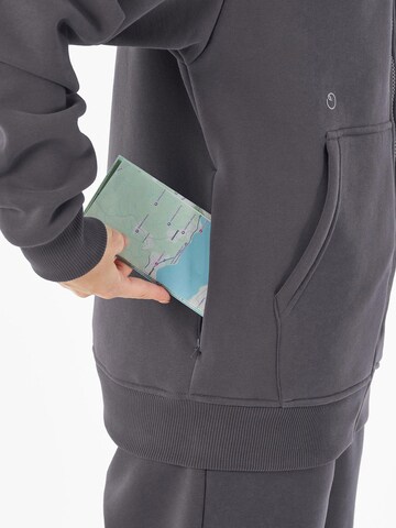 Organication Sweatjacke in Grau