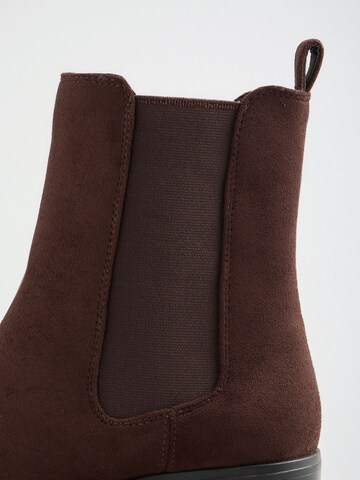 Friends Like These Chelsea boots in Bruin