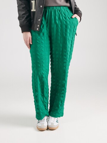 regular Pantaloni di Vero Moda Curve in verde: frontale