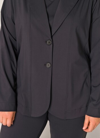 BASE LEVEL CURVY Blazer in Black