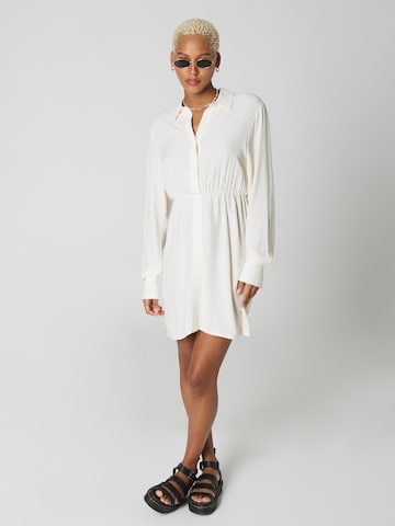 Robe-chemise 'Delia' A LOT LESS en beige