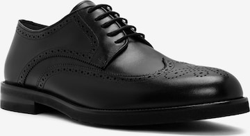 Chaussure à lacets Derimod en noir : devant