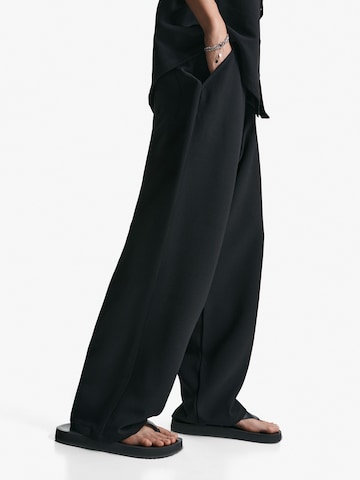 Bershka Loosefit Élére vasalt nadrágok - fekete: elől