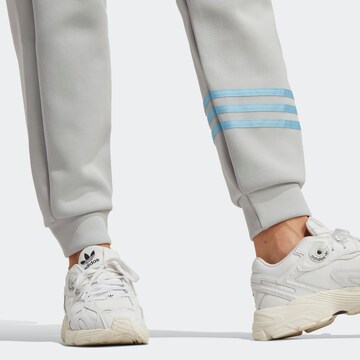 ADIDAS ORIGINALS Дънки Tapered Leg Панталон 'Adicolor Neuclassics' в сиво