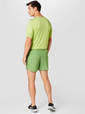 NIKE Štandardný strih Športové nohavice 'STRIDE' - Zelená