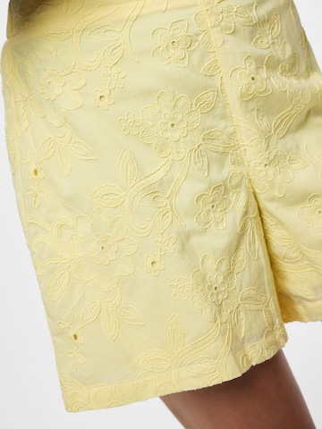 Regular Pantalon PIECES en jaune