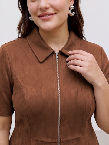 Abito camicia 'VMCVilja' di Vero Moda Curve in marrone