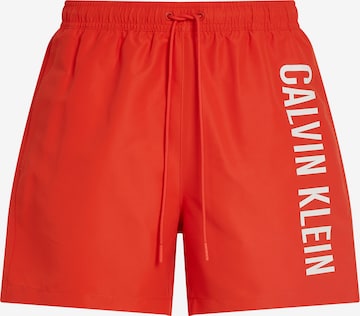 raudona Calvin Klein Swimwear Maudymosi trumpikės: priekis