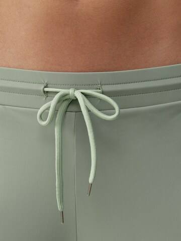 Effilé Pantalon de sport 'Airla' Born Living Yoga en vert