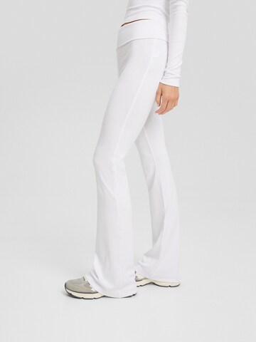 évasé Pantalon Bershka en blanc