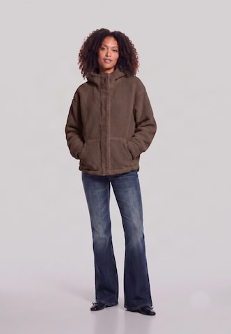 Urban Classics Tussenjas in Bruin: voorkant