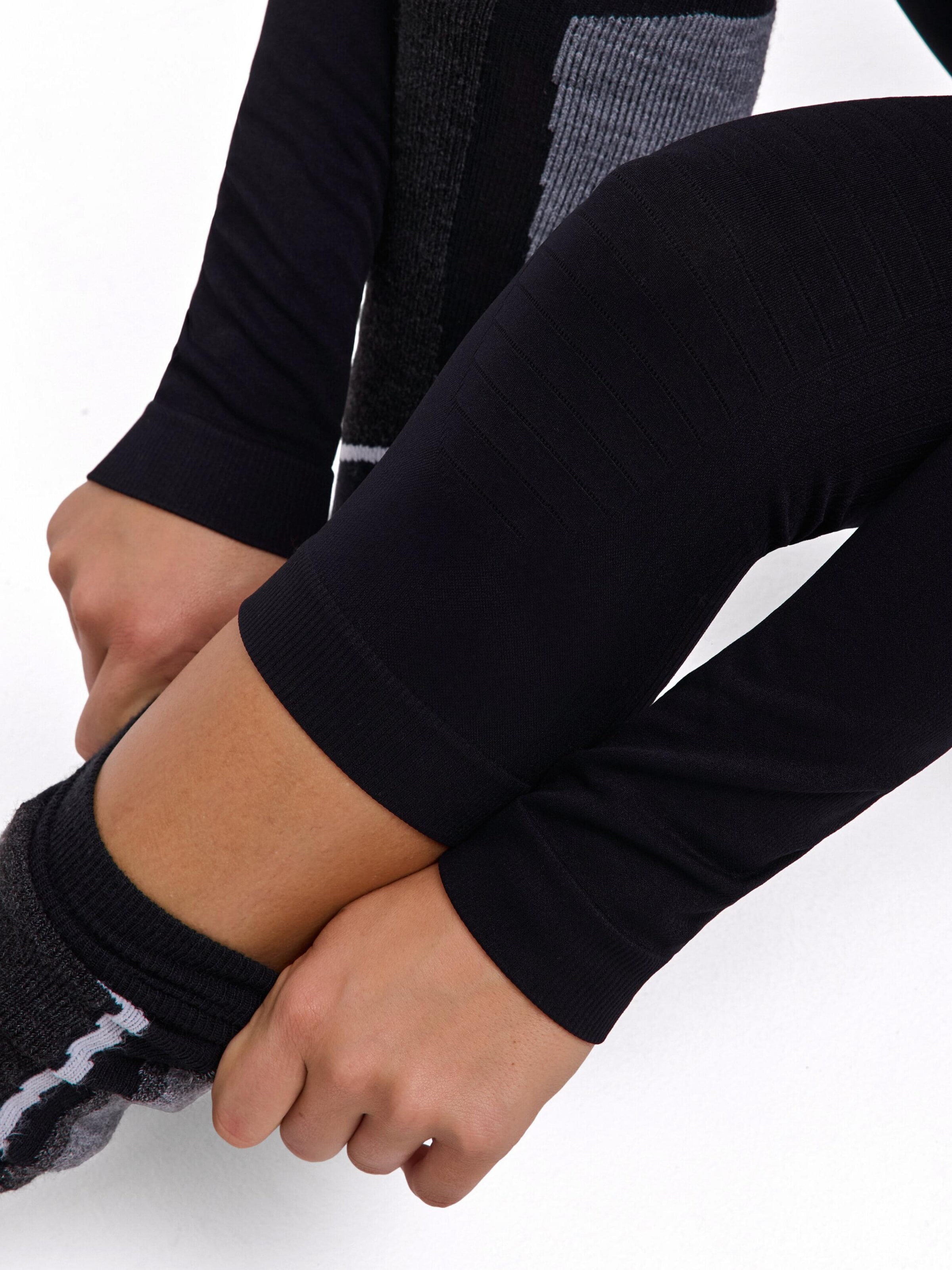 FALKE Skinny Workout Pants in Black