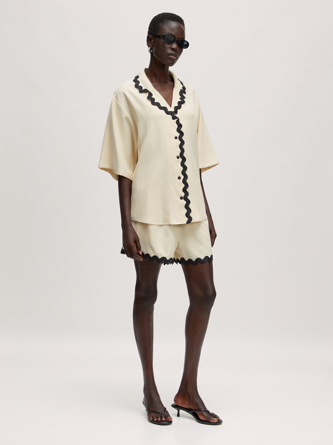 EDITED Produkte Shorts 'Juliana' beige