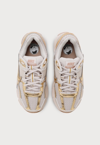 Nike Sportswear - Sapatilhas baixas 'Zoom Vomero 5' em bege