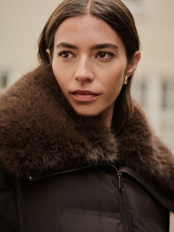 Next Mantel in Braun