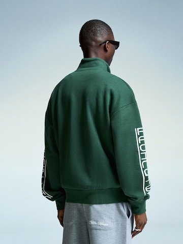 Bershka Sweatshirt 'MOTOR CLASS TEAM' in Grün