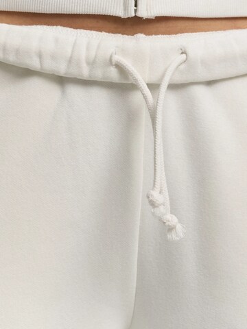 cfab (formerly creamy fabrics) - Pierna ancha Pantalón 'Everyday Carrot' en blanco