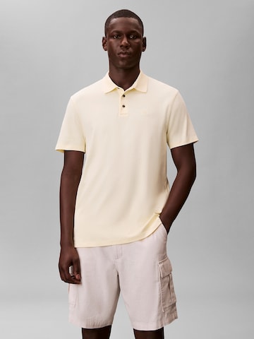 T-Shirt Calvin Klein en jaune : devant