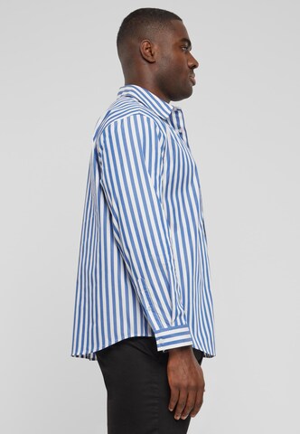 Coupe regular Chemise Urban Classics en bleu