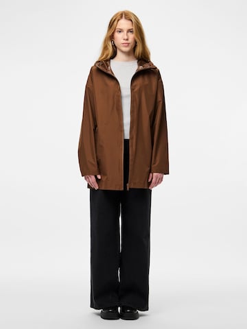 Veste mi-saison 'PCTui' PIECES en marron