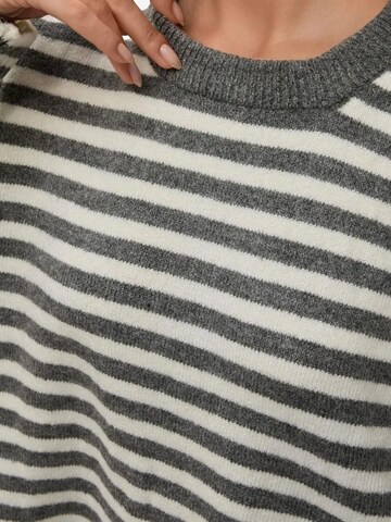 Hiccup Pullover in Grau