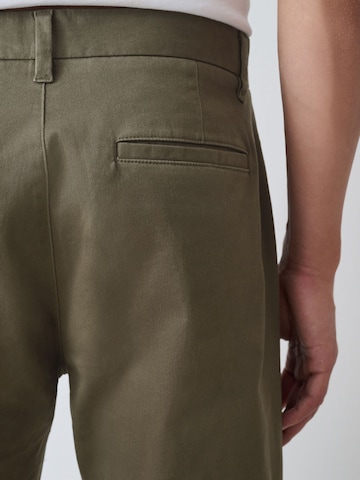 Next Regular Chinohose in Grün