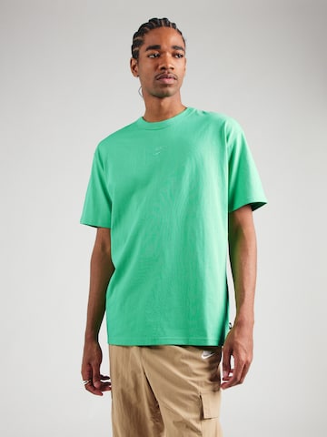 T-Shirt 'PREM ESSNTL' Nike Sportswear en vert : devant